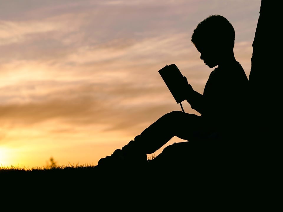 Sjedio je u zadnjoj klupi sa starom torbom – a onda je nastavnik otkrio istinu koja je rasplakala cijeli razred