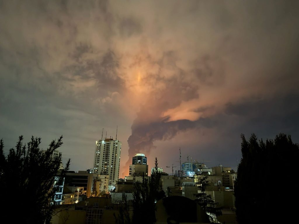 Gusti oblaci dima izdižu se iznad područja pogođenog napadom u blizini Teherana