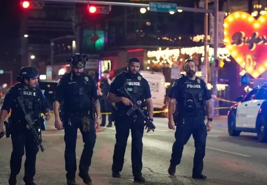 Grupa policajaca i federalnih agenata na mjestu pucnjave na South Padre Islandu u Teksasu