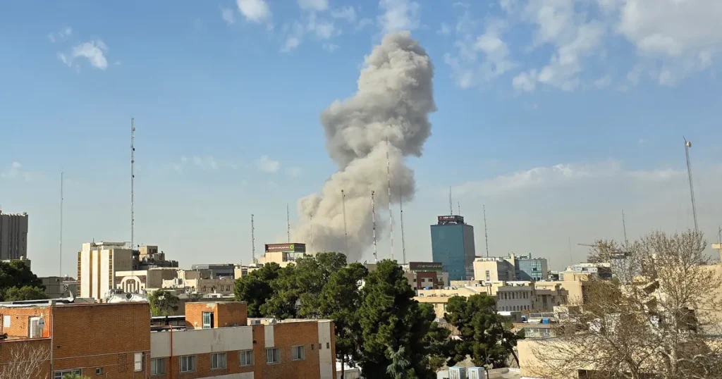 Gusti dim iznad dijela iranskog grada nakon zračnog napada