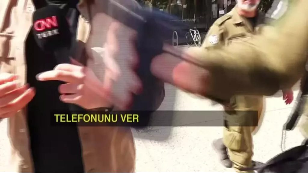 Izraelski vojnik oduzima mobilni telefon reporteru tokom intervencije u Tel Avivu