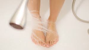 Da li je stvarno higijenski mokriti pod tušem? Naučnici i stručnjaci otkrivaju istinu!