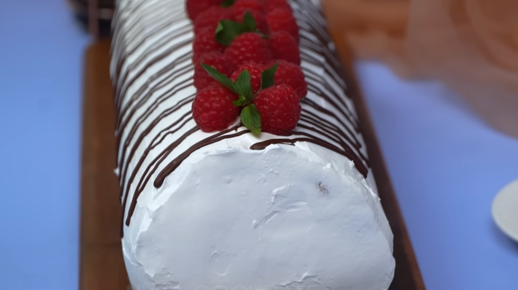 Kremasti rolat od piškota i malina koji osvaja na prvi zalogaj