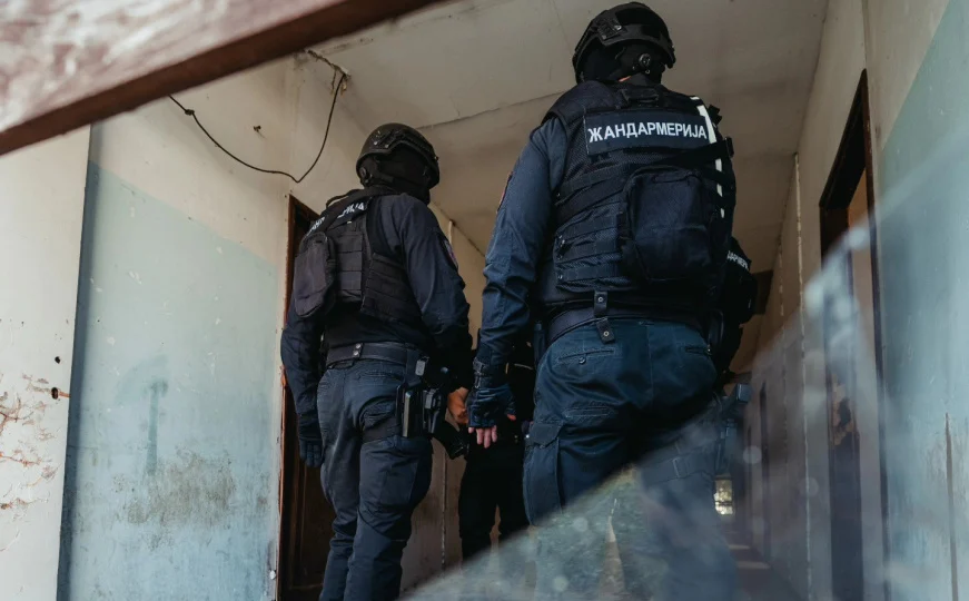 DRAMA U PORODIČNOJ KUĆI! Gurnuo oca niz stepenice nakon verbalnog sukoba