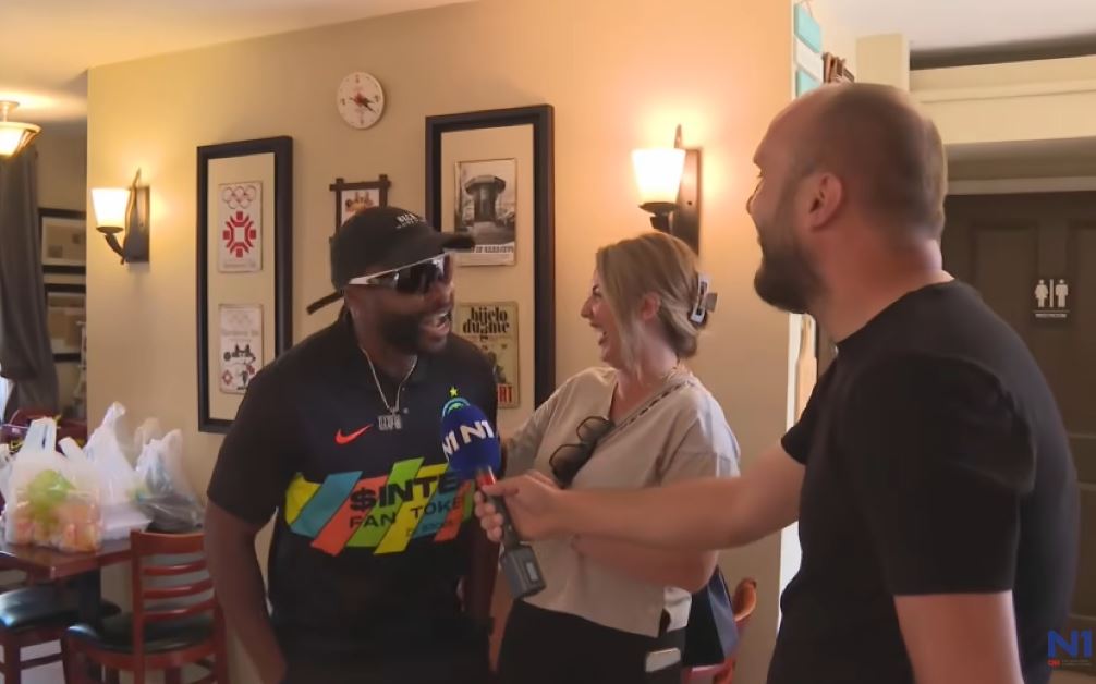 Nosi dres s natpisom "Nutella", a pjeva "Ljiljane" kao pravi navijač BiH