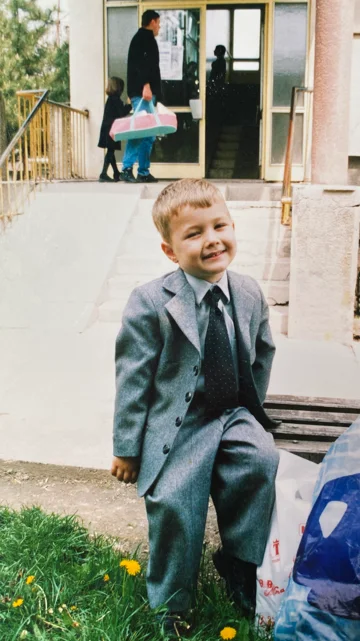 Prepoznajete li voditelja sa fotografije? Danas je jedno od zaštitnih lica Elite, a nekada je izgledao neprepoznatljivo! (FOTO)