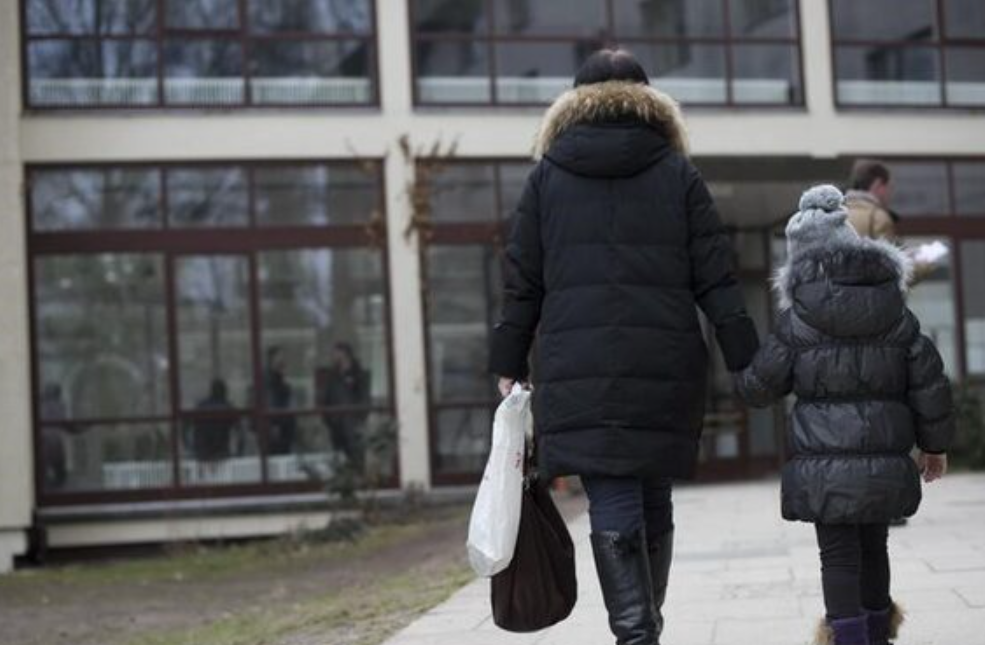 DJEVOJČICA JE SVAKI DAN ČEKALA MAJKU ISPRED BOLNICE: Jednog jutra medicinska sestra izašla je noseći samo njen kaput