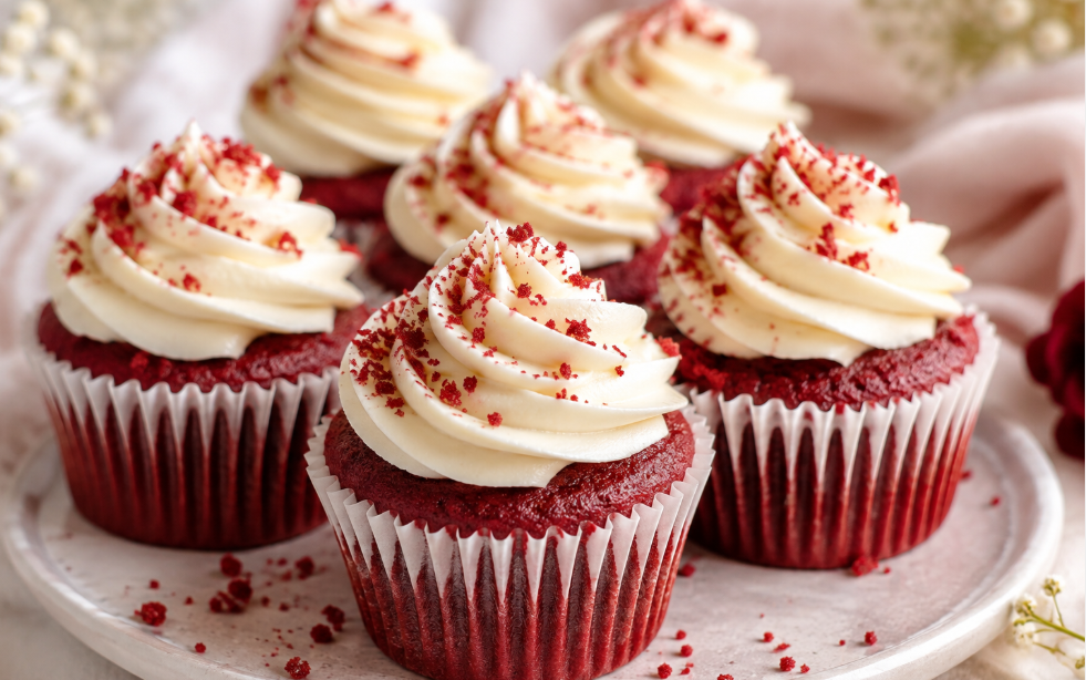 Red Velvet mafini koji osvajaju na prvi zalogaj: Mekani, sočni i neodoljivo kremasti