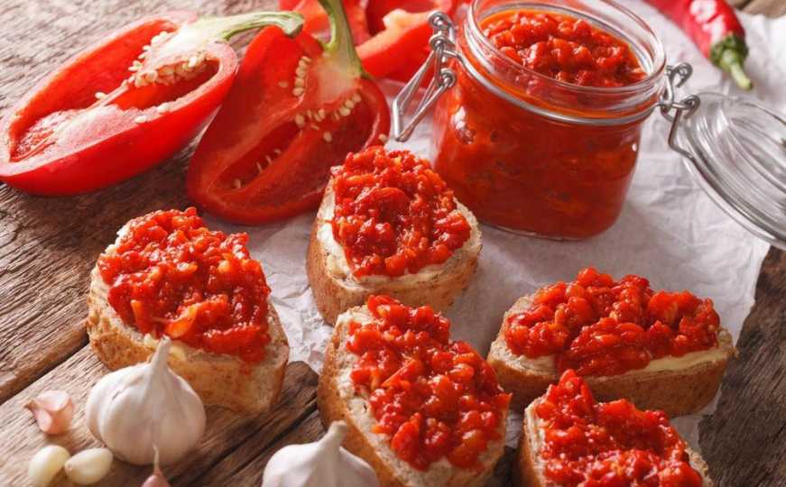MAKEDONSKI AJVAR KOJI SE PRENOSI S KOLJENA NA KOLJENO: Recept za savršenu zimnicu koja osvaja na prvi zalogaj