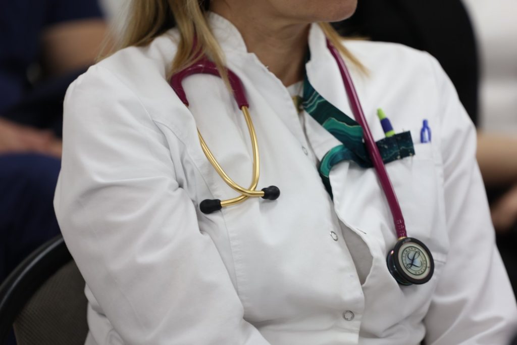 DJEVOJČICA JE SVAKI DAN ČEKALA MAJKU ISPRED BOLNICE: Jednog jutra medicinska sestra izašla je noseći samo njen kaput