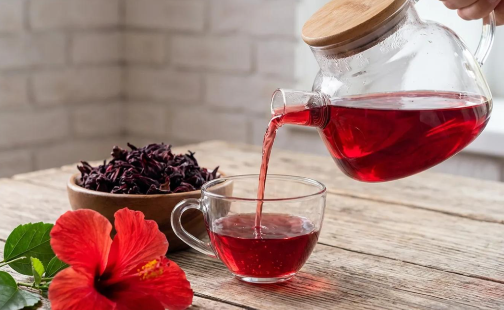 Čaj od hibiskusa: Prirodni napitak predivne boje koji može imati brojne koristi za zdravlje