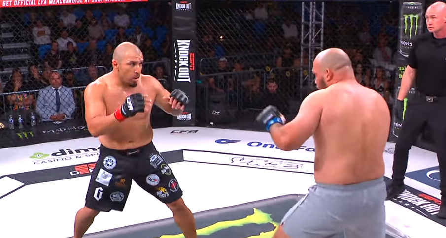 KAKAV PREOKRET! Bio je na ivici nokauta, a onda je jednim potezom ŠOKIRAO CIJELI MMA SVIJET!