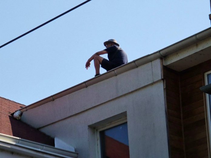 Potresan prizor u Novom Sadu: Nepoznat muškarac htio skočiti sa zgrade!
