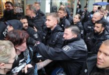 Krvavi protest u Njemačkoj: Policajac brutalno udario demonstrantkinju pred kamerama! Krvavi protest u Njemačkoj: Policajac brutalno udario demonstrantkinju pred kamerama!