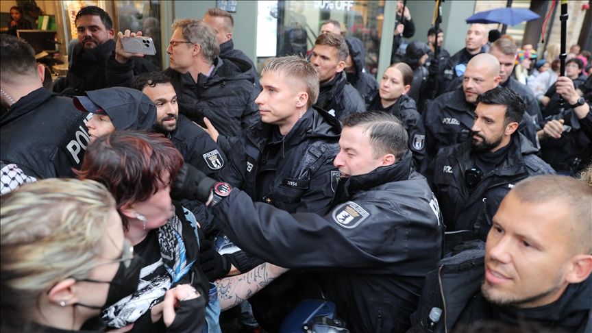 Krvavi protest u Njemačkoj: Policajac brutalno udario demonstrantkinju pred kamerama!