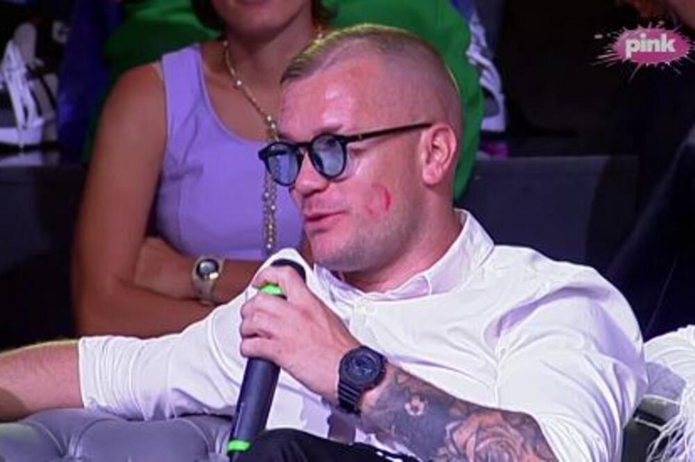 Munjez u crvenom „Ferrariju“ sa misterioznom ljepoticom – nova ljubav ili tajno pomirenje 1 Munjez u crvenom „Ferrariju“ sa misterioznom ljepoticom – nova ljubav ili tajno pomirenje