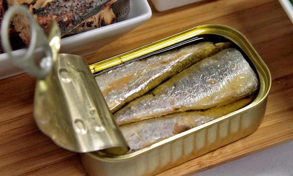 Znate li šta zapravo unosite kad otvorite konzervu sardine Znate li šta zapravo unosite kad otvorite konzervu sardine? Nutricionisti otkrivaju istinu!