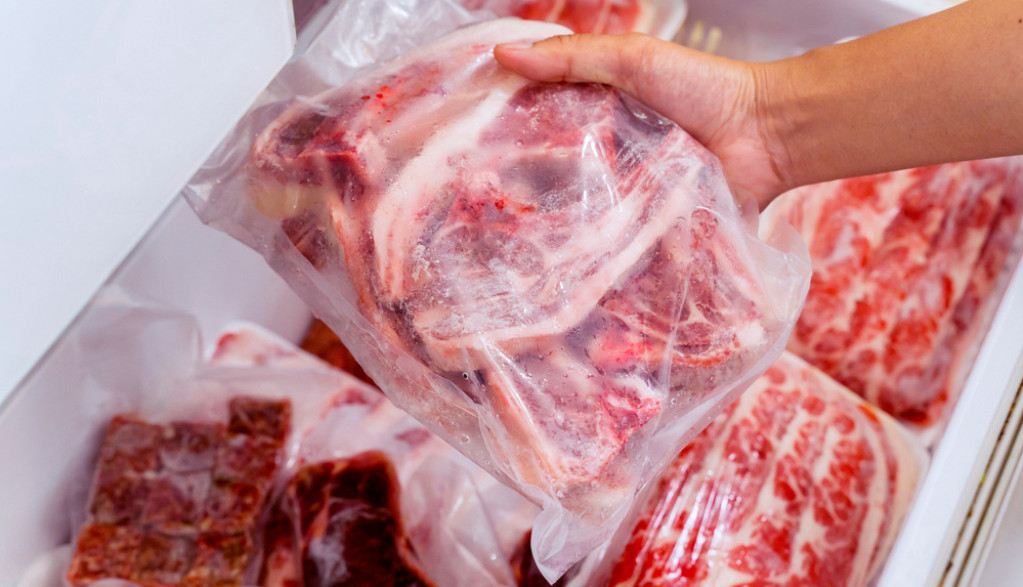 Kako odmrznuti meso za samo pet minuta – trik koji spašava kada nemate vremena Kako odmrznuti meso za samo pet minuta – trik koji spašava kada nemate vremena