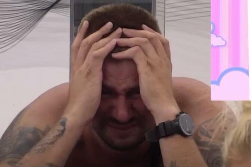 Rijaliti haos: Janjuš hitno hospitalizovan, oglasio se iz bolničke postelje i šokirao fanove! (FOTO) Rijaliti haos: Janjuš hitno hospitalizovan, oglasio se iz bolničke postelje i šokirao fanove! (FOTO)