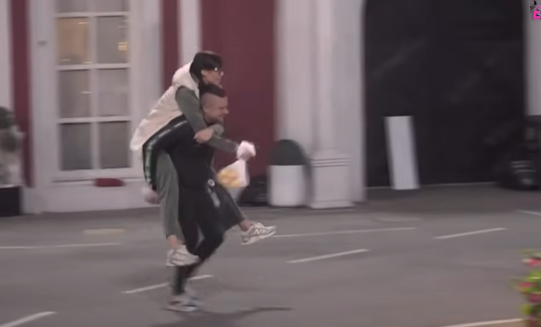 KAD TERZA POSTANE KONJ: Mina pevala pjesmicu dok je nosio na leđima, ukućani prasnuli u smjeh! (VIDEO)