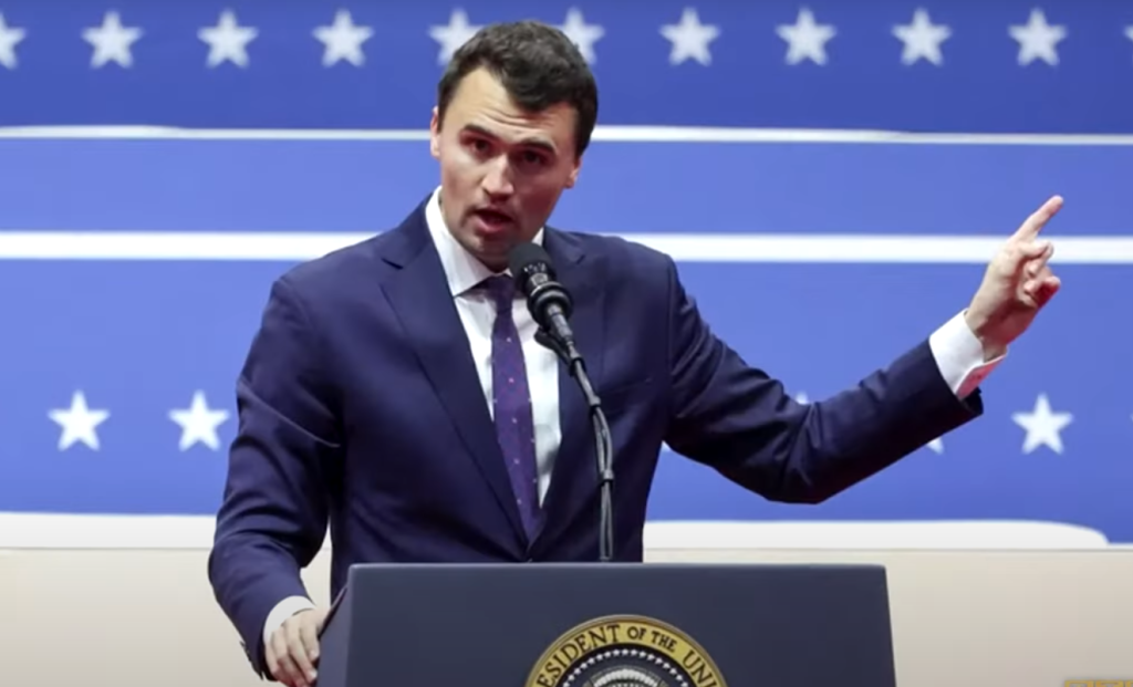 Haos u Juti: Smrtonosni hitac prekinuo govor Čarlija Kirka – publika u panici bježala sa skupa!