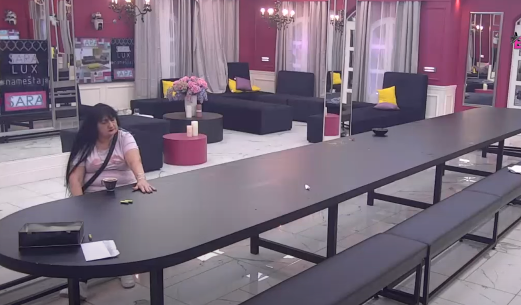 KAFENISANJE NA MILOSAVIN NAČIN! Milosava pobjegla od haosa i uživa dok ukućani hrču (VIDEO)