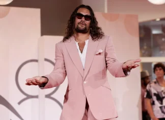 Jason Momoa prošetao Venecijom u ružičastom odijelu, ali svi gledali samo u njegove noge! Jason Momoa prošetao Venecijom u ružičastom odijelu, ali svi gledali samo u njegove noge!