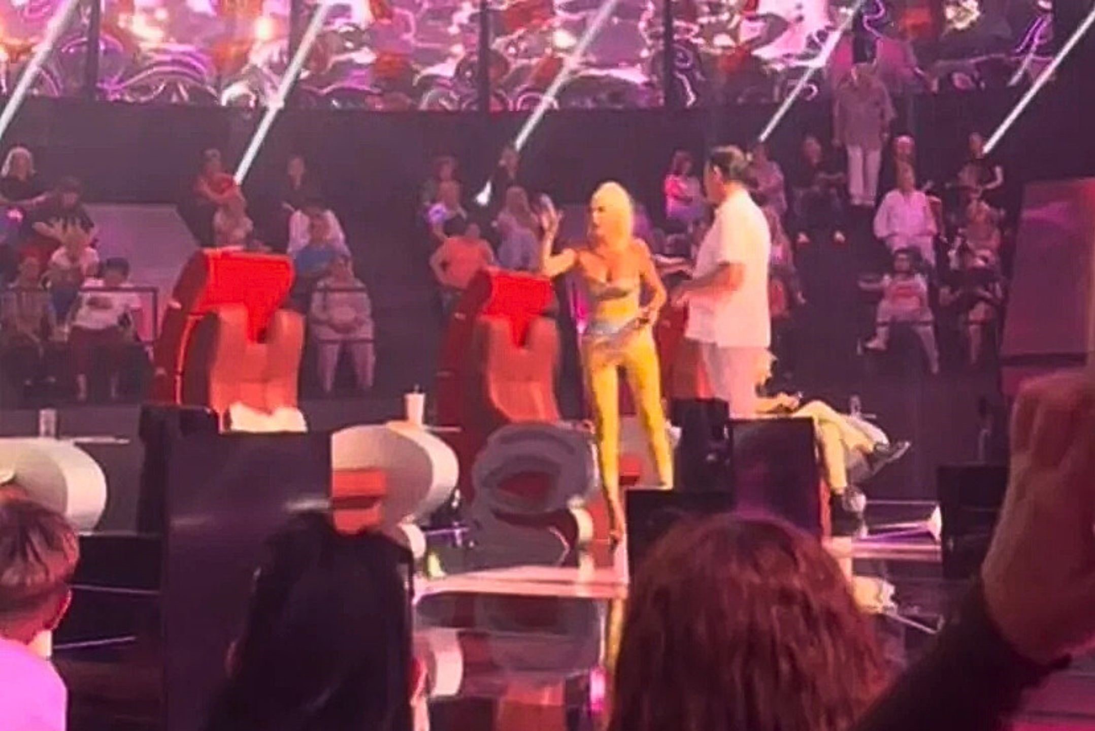 (VIDEO) Karleuša prekinula snimanje Ženi svojoj možeš tako... Sukob s Desingericom pretvorio studio u ratnu zonu! (VIDEO) Karleuša prekinula snimanje Ženi svojoj možeš tako... Sukob s Desingericom pretvorio studio u ratnu zonu!