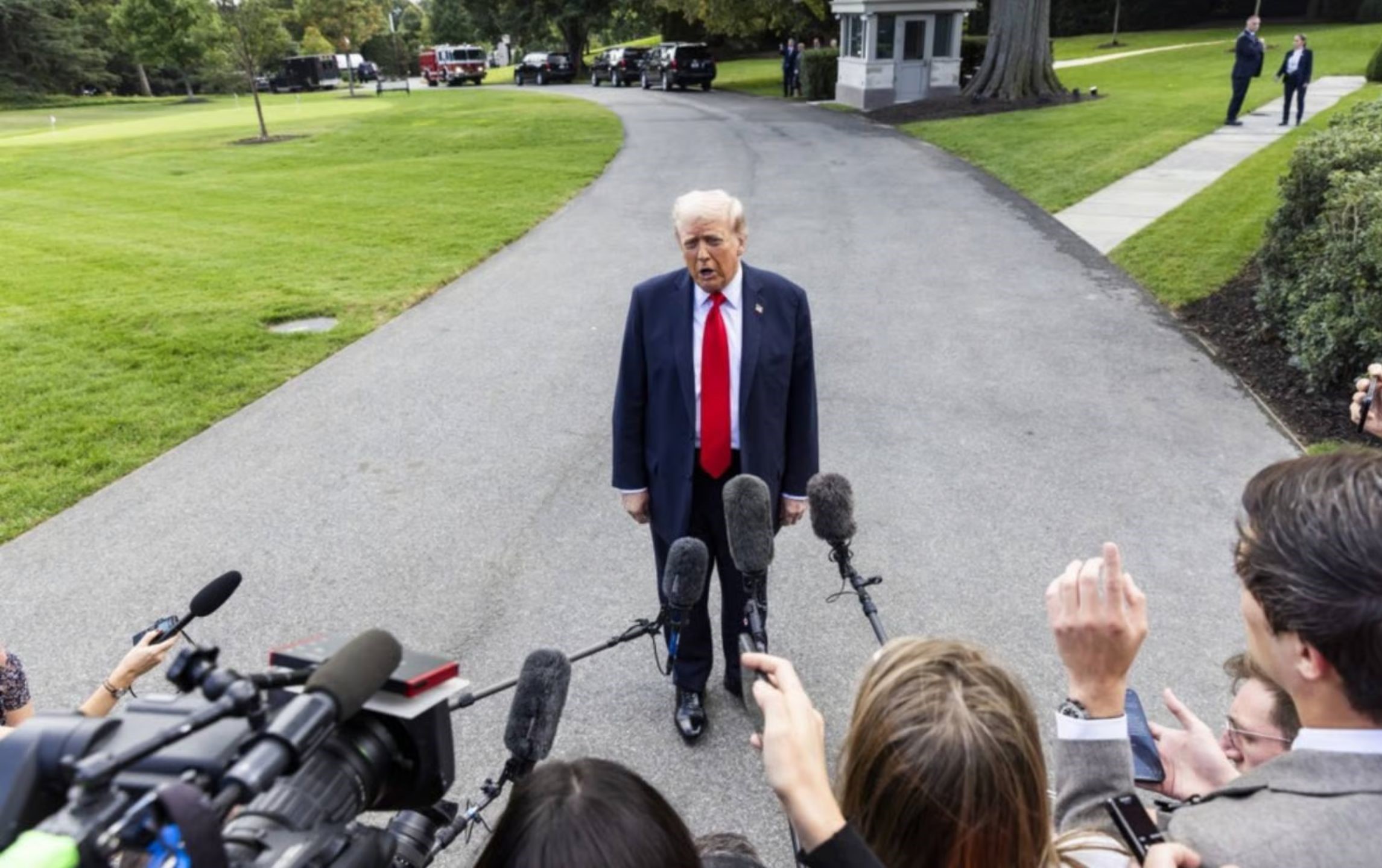 (VIDEO) Tramp šokirao izjavom nakon ubistva Čarlija Kirka „On je mrtav, ali dvorana će biti prelijepa!“ (VIDEO) Tramp šokirao izjavom nakon ubistva Čarlija Kirka: „On je mrtav, ali dvorana će biti prelijepa!“