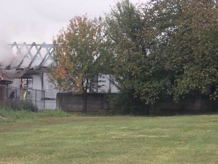 Panika u Požegi: U ranim jutarnjim satima planula garaža s luksuznim vozilima
