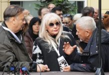 Hiljade ljudi kod Vječne vatre u čast Halida Bešlića – okupila se cijela estrada i brojne javne ličnosti Hiljade ljudi kod Vječne vatre u čast Halida Bešlića – okupila se cijela estrada i brojne javne ličnosti