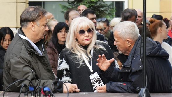Hiljade ljudi kod Vječne vatre u čast Halida Bešlića – okupila se cijela estrada i brojne javne ličnosti