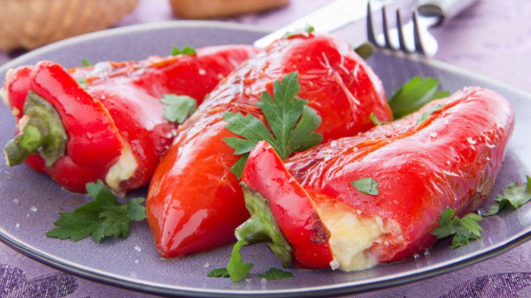 Brzi recept: Punjene paprike sirom koje osvajaju na prvi zalogaj!