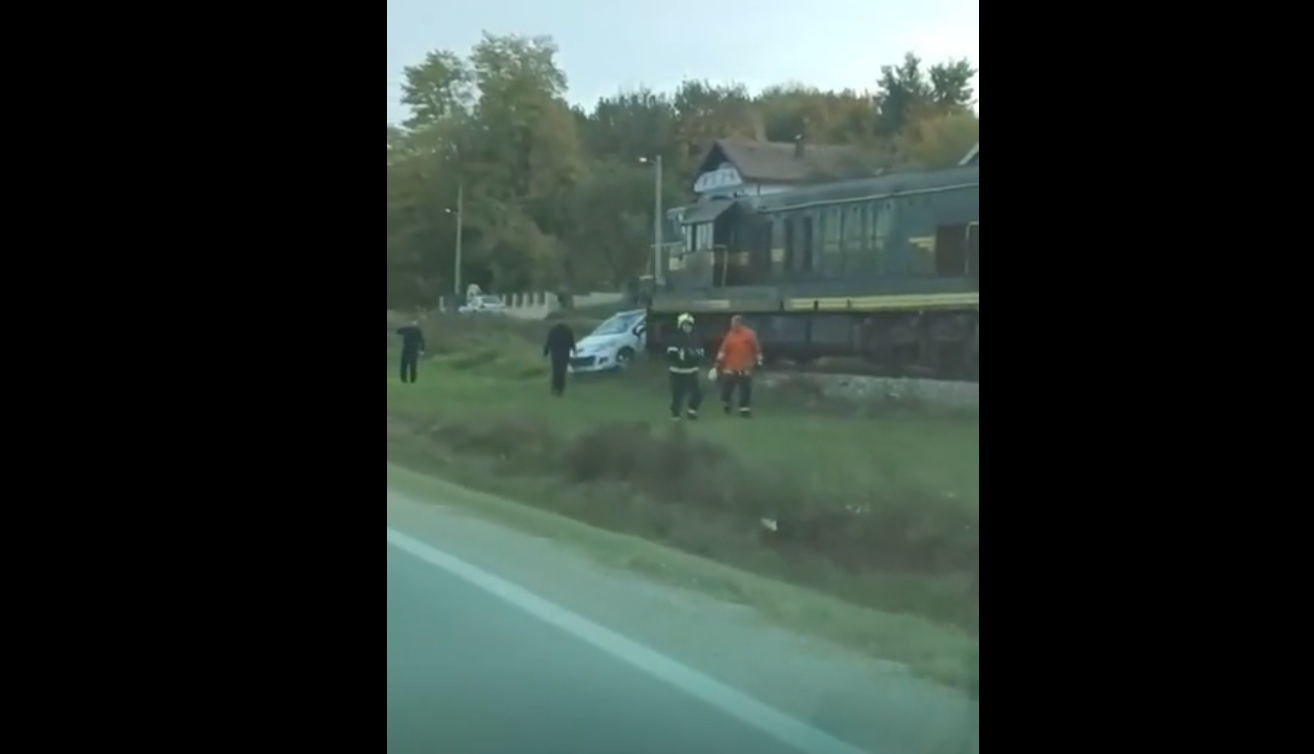 DRAMA U SREBRENIKU: Voz se zakucao u automobil – više osoba povrijeđeno! DRAMA U SREBRENIKU: Voz se zakucao u automobil – više osoba povrijeđeno!