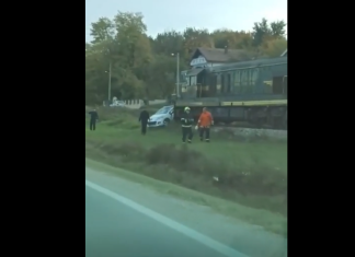 DRAMA U SREBRENIKU: Voz se zakucao u automobil – više osoba povrijeđeno! DRAMA U SREBRENIKU: Voz se zakucao u automobil – više osoba povrijeđeno!