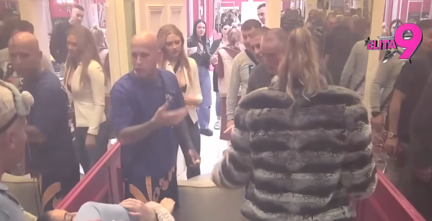 (VIDEO) Bijela kuća na nogama! Sukob u cik zore prerastao u haotičnu scenu bez reakcije obezbjeđenja! (VIDEO) Bijela kuća na nogama! Sukob u cik zore prerastao u haotičnu scenu bez reakcije obezbjeđenja!