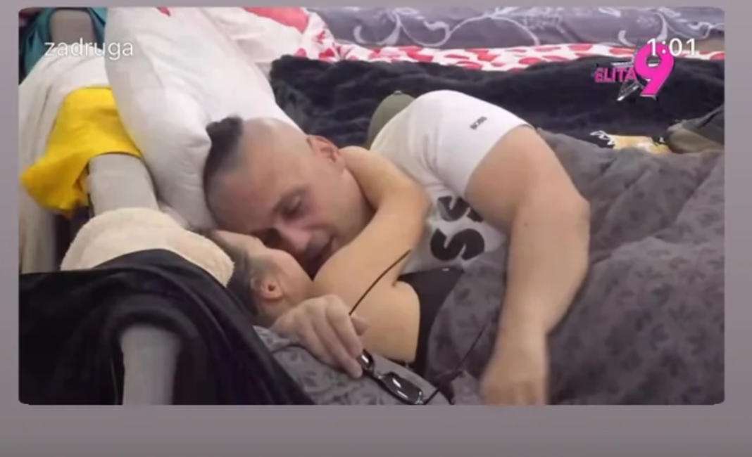 Drama na mrežama! Bivša Zadrugarka raznjela Saru Stojanović zbog Saleta Luksa – “Fuj, potrebna mi je kesa za povraćanje!” Drama na mrežama! Bivša Zadrugarka raznjela Saru Stojanović zbog Saleta Luksa – “Fuj, potrebna mi je kesa za povraćanje!”