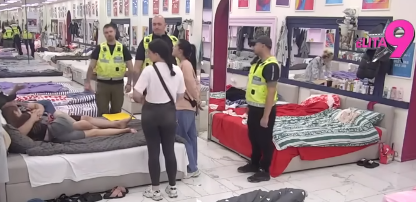 Drama koja ledi krv! Tanja i Sara krenule da se obračunaju zbog Filipa — nastao brutalni lom, Sandra uletela u žarište! (VIDEO) Drama koja ledi krv! Tanja i Sara krenule da se obračunaju zbog Filipa — nastao brutalni lom, Sandra uletela u žarište! (VIDEO)