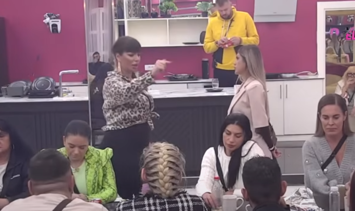 PONOVO SE BRUKA: Miksi pokušala da mu otvori oči, a Luka sve okrenuo na šalu – narod ga ismeva! (VIDEO) PONOVO SE BRUKA: Miksi pokušala da mu otvori oči, a Luka sve okrenuo na šalu – narod ga ismeva! (VIDEO)