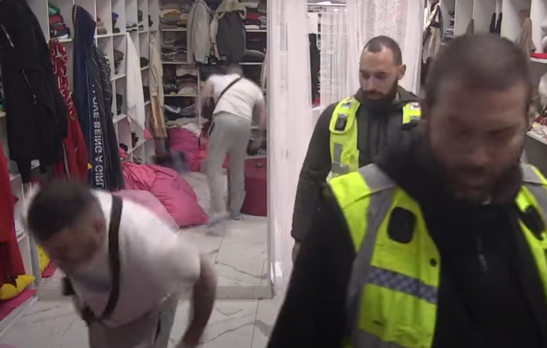 Karambol u Eliti! Alibaba poludeo – slomio Urošu kofer sa šminkom u paramparčad, sve letelo po garderoberu! (VIDEO)