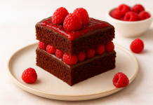 Kremasti čokoladno-malinasti kolač u kockama Kremasti čokoladno-malinasti kolač u kockama