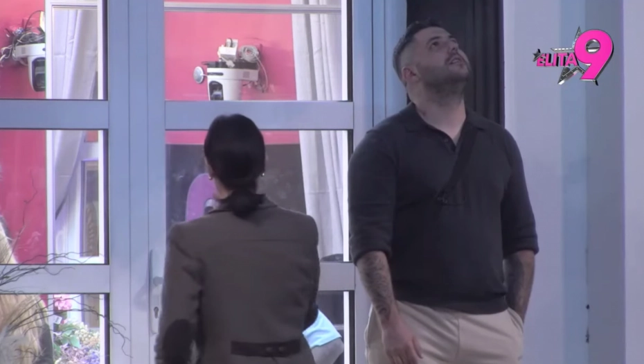 Neočekivan odlazak: Asmin Durdžić iznenada napustio Belu kuću – šta se dešava? Neočekivan odlazak: Asmin Durdžić iznenada napustio Belu kuću – šta se dešava?