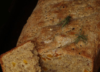 Proteinski hljeb s orasima i ruzmarinom — zdrav, ukusan i bez miješenja Proteinski hljeb s orasima i ruzmarinom — zdrav, ukusan i bez miješenja