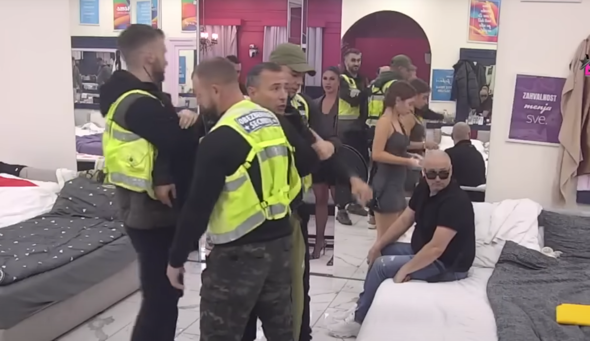 Rani jutarnji haos u “Eliti”: Intervencija obezbjeđenja i uvrede koje su šokirale publiku (VIDEO) Rani jutarnji haos u “Eliti”: Intervencija obezbjeđenja i uvrede koje su šokirale publiku (VIDEO)