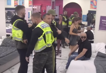 Rani jutarnji haos u “Eliti”: Intervencija obezbjeđenja i uvrede koje su šokirale publiku (VIDEO) Rani jutarnji haos u “Eliti”: Intervencija obezbjeđenja i uvrede koje su šokirale publiku (VIDEO)