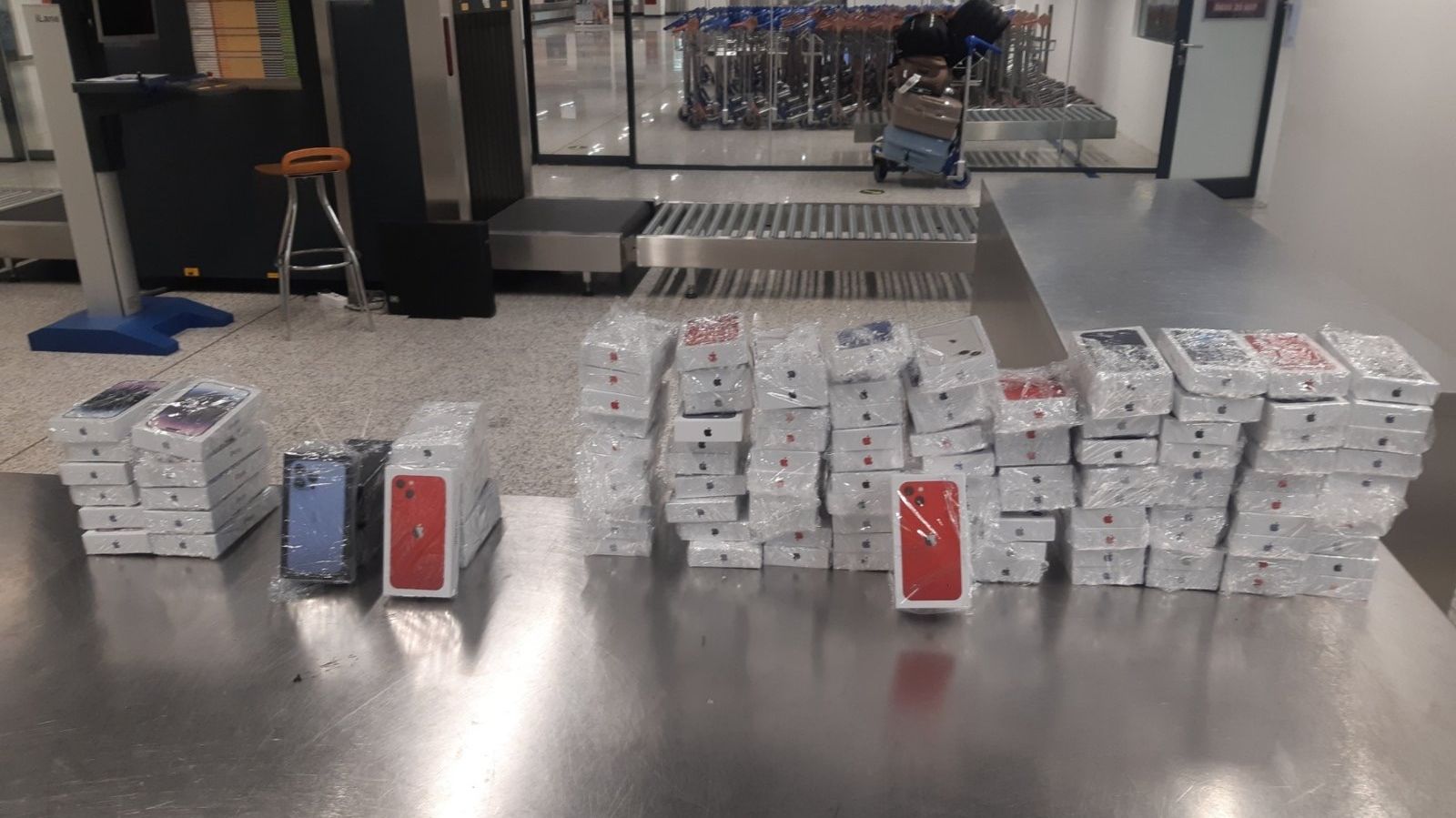 Spektakularna zapljena na aerodromu Sarajevo: Par pokušao prokrijumčariti 123 iPhone-a! Spektakularna zapljena na aerodromu Sarajevo: Par pokušao prokrijumčariti 123 iPhone-a!