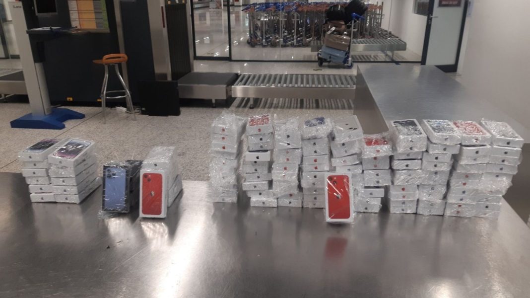 Spektakularna zapljena na aerodromu Sarajevo: Par pokušao prokrijumčariti 123 iPhone-a!