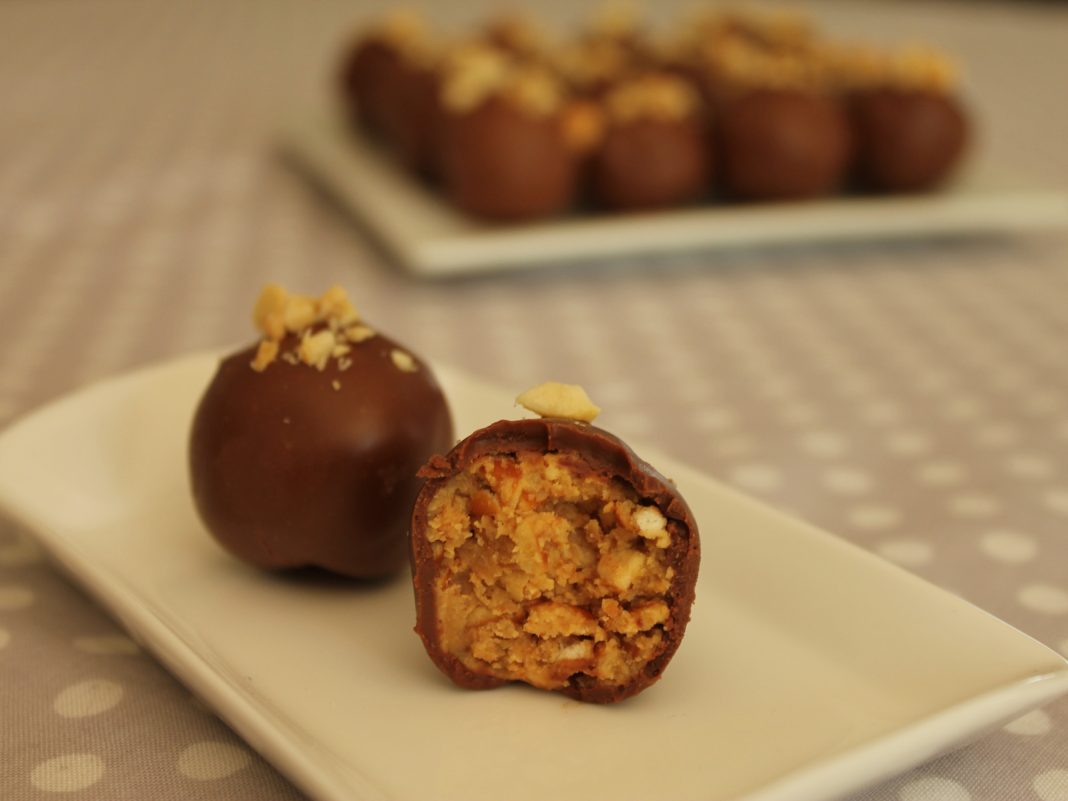 čoko kuglice Ukusi su kao priče – svaki nosi svoju čaroliju, porijeklo i miris djetinjstva. Ako volite da istražujete jela iz različitih krajeva, učite o tradiciji kroz recepte i otkrivate neodoljive kombinacije ukusa, ne propustite ostale tekstove iz naše kategorije Svijet Ukusa. Svaki dan vas čeka nova doza inspiracije – na tanjiru!