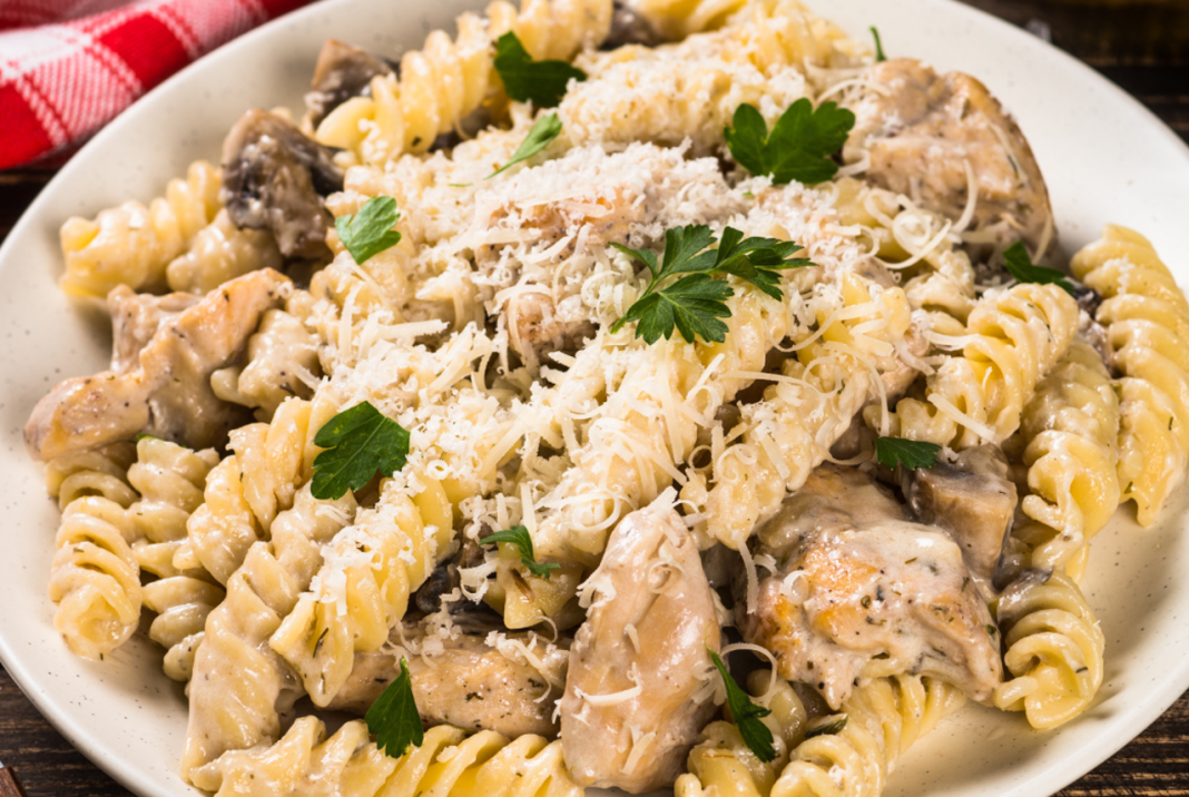 Kremasta tjestenina sa piletinom i gljivama