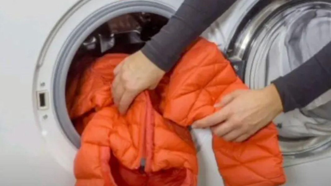 Perjana jakna nakon pranja izgleda uništeno? Ovaj trik spašava stvar za 5 minuta! Perjana jakna nakon pranja izgleda uništeno? Ovaj trik spašava stvar za 5 minuta!